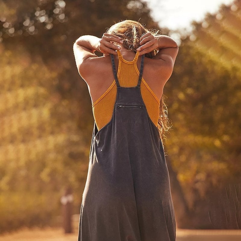 Minimalistisk jumpsuit med lommer og V-hals