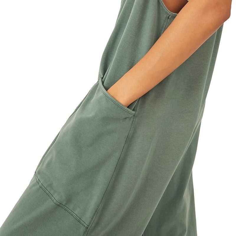 Minimalistisk jumpsuit med lommer og V-hals