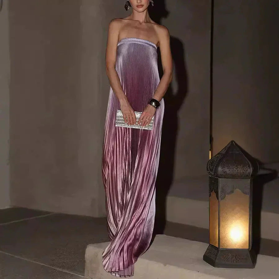 đTrĂ€gerloses Abendkleid mit Farbverlauf und Plisseefalten