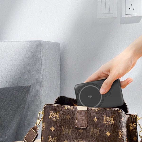 Powerbank med magnetisk sugekraft og sammenleggbart stativ