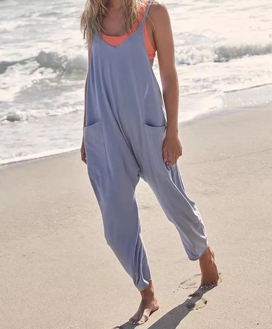 Minimalistisk jumpsuit med lommer og V-hals