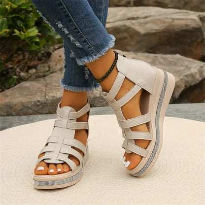Kilesandaler med rhinestone-dekorasjon