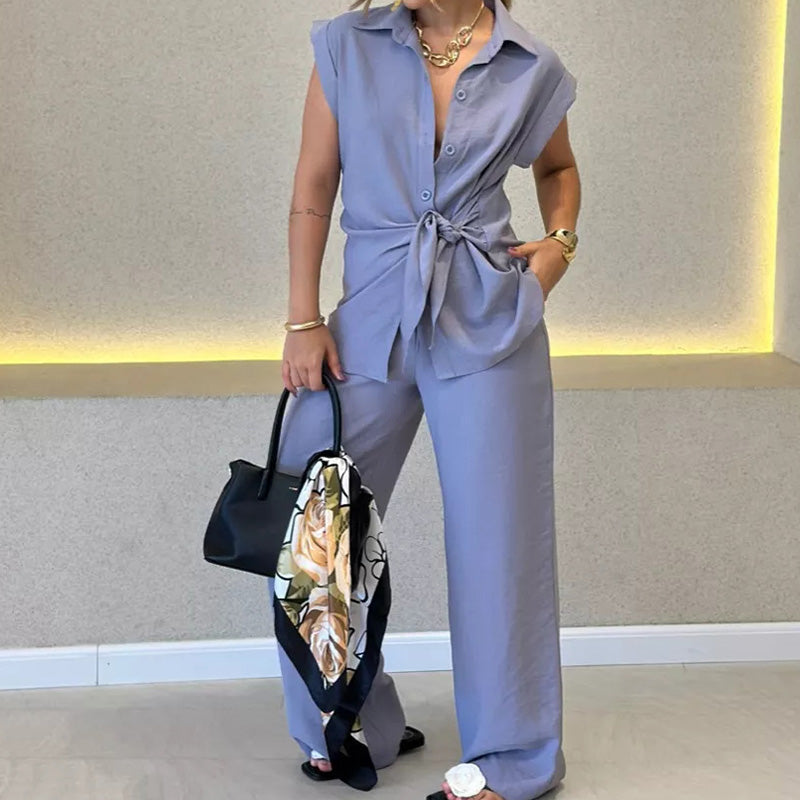 Elegant set med ärmlös blus och löst sittande byxor med hög midja