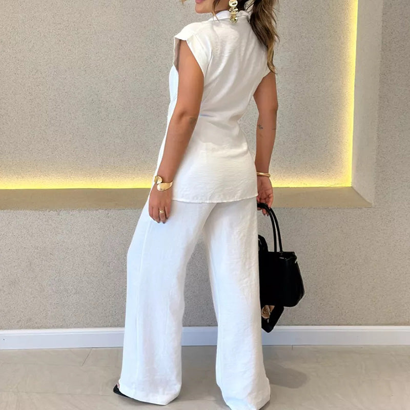 Elegant set med ärmlös blus och löst sittande byxor med hög midja