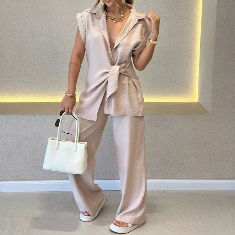 Elegant set med ärmlös blus och löst sittande byxor med hög midja