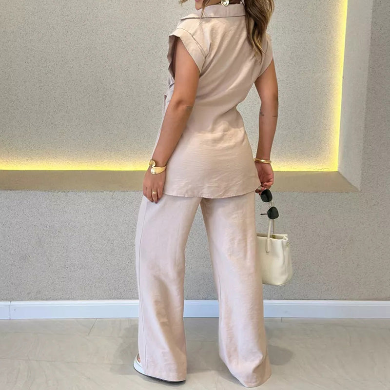 Elegant set med ärmlös blus och löst sittande byxor med hög midja