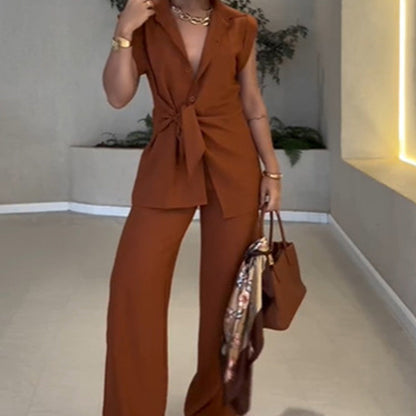 Elegant set med ärmlös blus och löst sittande byxor med hög midja